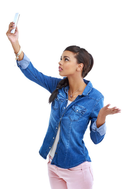 No lo entiendo... Fotografía de una joven en busca de una señal de teléfono celular aislada en blanco. - Foto, imagen