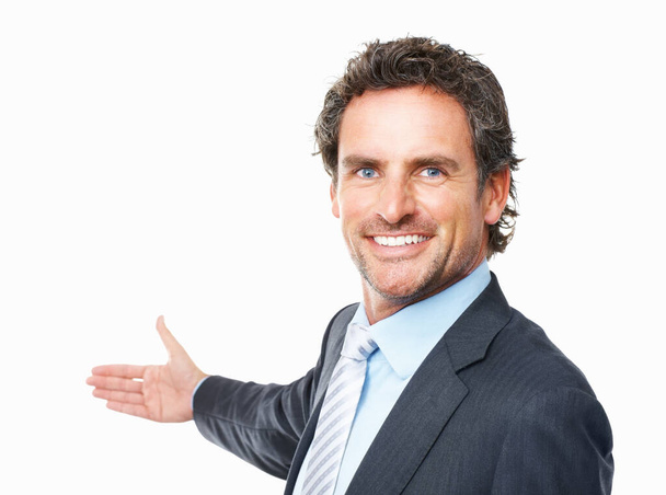 Egy üzletember mutat be valamit. Szekrény okos mosolygós üzletember tart előadást a fehér háttér. - Fotó, kép
