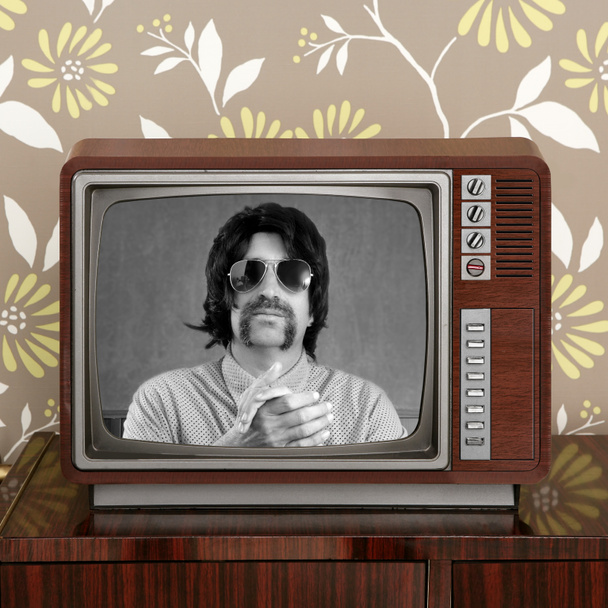 Nerd bigote tv presentador en retro wood television
 - Foto, imagen