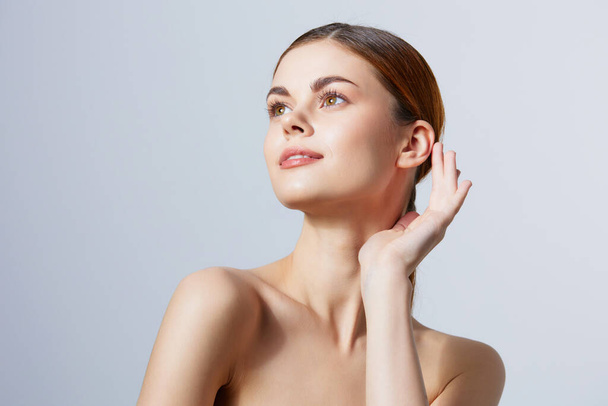 hübsche Frau posiert saubere Hautpflege attraktiv aussehen Licht Hintergrund - Foto, Bild