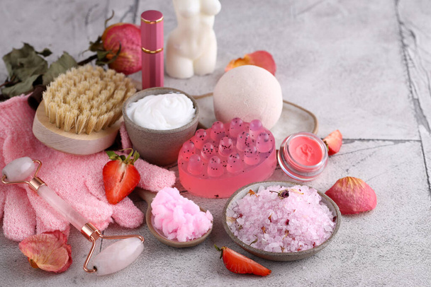 lázeňský koncept, kosmetické výrobky, mýdlový krém - Fotografie, Obrázek