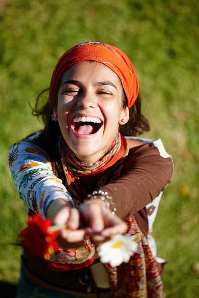 Freiheit liegt darin, mutig zu sein. Aufnahme einer jungen Frau, die im Freien lacht. - Foto, Bild
