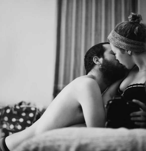 Ehrliche Leidenschaft. Die Spiegelung eines leidenschaftlichen Paares, das sich küsst, aufgenommen von der Kamera. - Foto, Bild