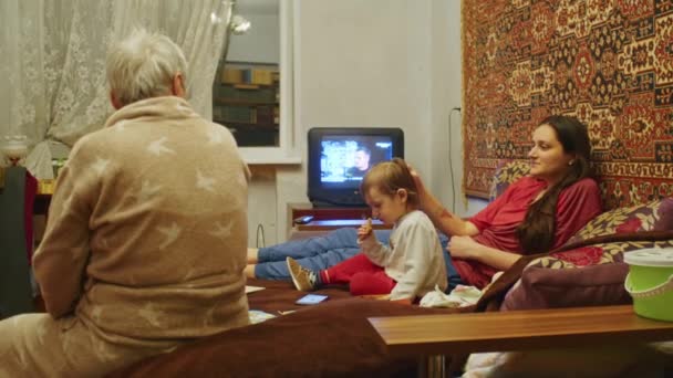 クリヴォイ・ログ、ウクライナ- 2月2022悲しい女の子は、ウクライナの領土に対するロシアの攻撃についてのスマートフォンの恐ろしいニュースを見ています。ウクライナとロシアの緊張に関するニュース - 映像、動画