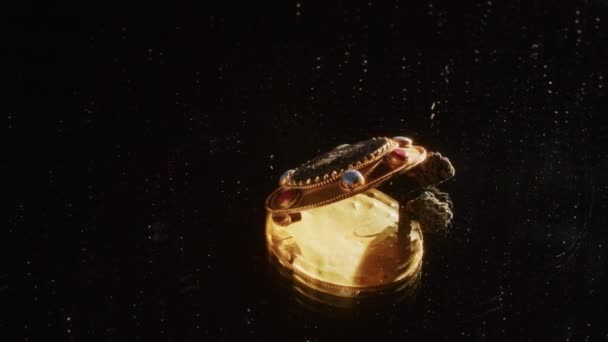 Золотая брошка скифской жрицы 2000 лет, старая серьга, прялка, найденная во время раскопок. Винтажные украшения. Религия. макро - Кадры, видео