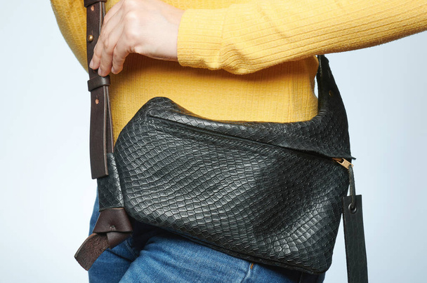 Bolsa de couro preto pendurado no ombro da mulher isolado - Foto, Imagem