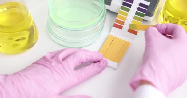 Kézben tartva kémcső pH indikátor összehasonlítva szín skála közelkép - Felvétel, videó