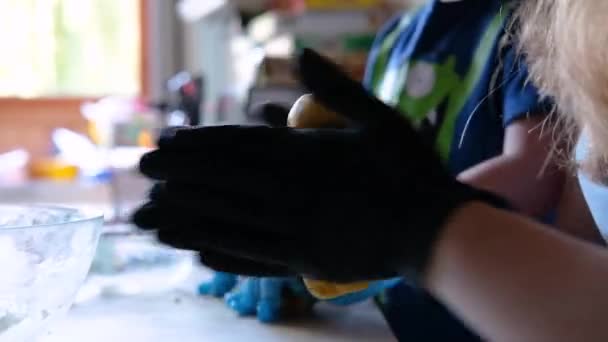 Frauenhände in Handschuhen kneten den Teig - Filmmaterial, Video