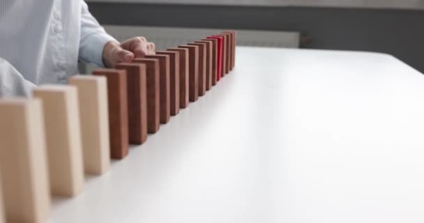 Pessoa pára de cair blocos na mesa closeup - Filmagem, Vídeo