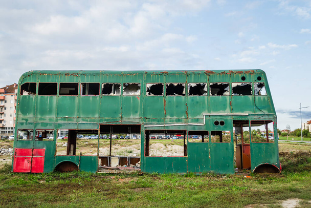 Zelená kovová skříň starých autobusů. - Fotografie, Obrázek
