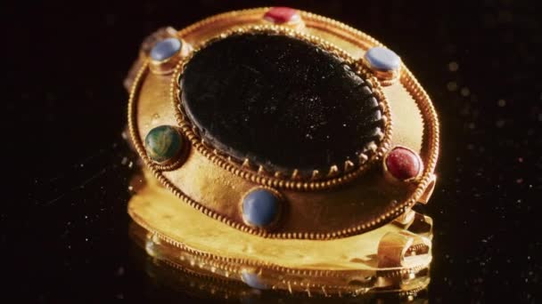 una spilla d'oro di una sacerdotessa scita di 2000 anni, un vecchio orecchino, una ruota rotante, trovata durante gli scavi. gioielli vintage. religione. primo piano - Filmati, video