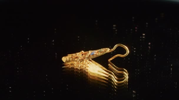 orecchino d'oro di una sacerdotessa scita di 2000 anni, un vecchio orecchino, ruota girevole, trovato durante gli scavi. gioielli vintage. religione. primo piano - Filmati, video
