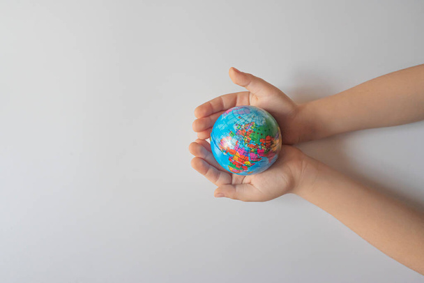 boy holding globe, globe in palm.Aarde en energie concept.lege ruimte voor text.top bekijken. - Foto, afbeelding