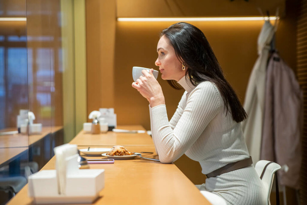 コーヒーを楽しむ女カフェでコーヒーを楽しむ女 - 写真・画像