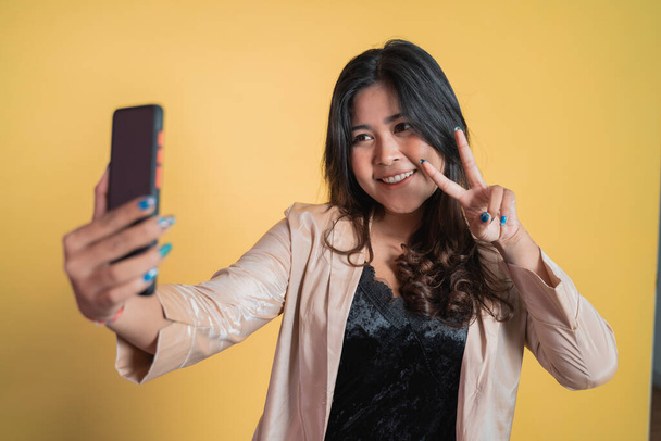 mladá žena vzít selfie s v znamení prstem gesto - Fotografie, Obrázek