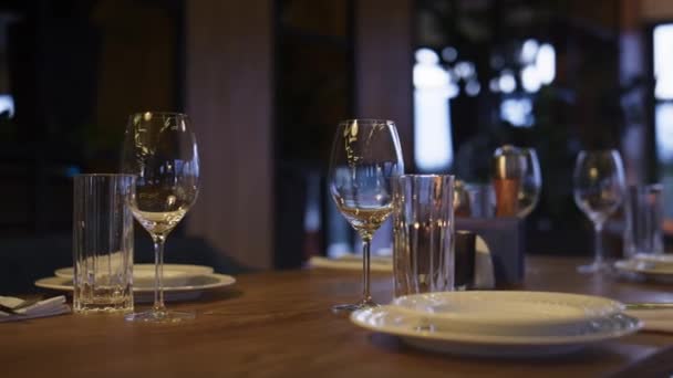 Foglalás étterem asztal modern belső tér és evőeszközök nélkül, emberek a városban - Felvétel, videó
