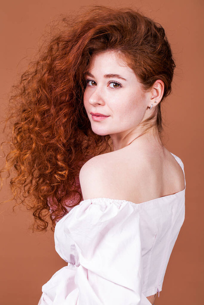 Közelkép portré egy fiatal gyönyörű vörös hajú lány - Fotó, kép
