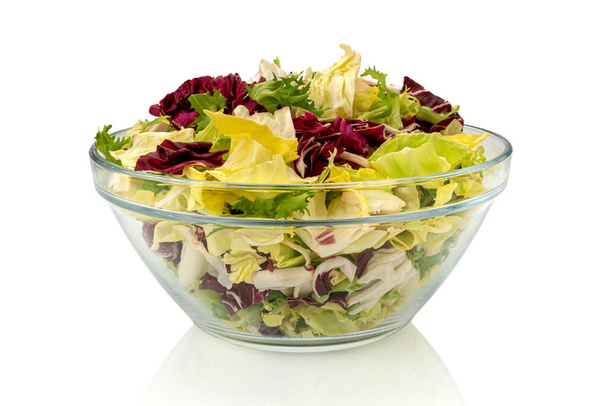 Смешаный салат листья салата, фризи, салат ягненка и радиккио в стеклянной чаше, изолированные на белом, клипса  - Фото, изображение