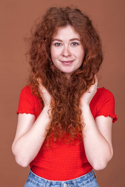Close up portret młodej pięknej dziewczyny rude włosy - Zdjęcie, obraz