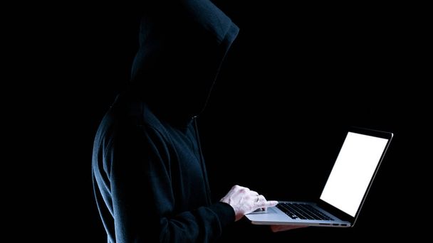 Διαδικτυακή επίθεση χάκερ. Internet web hack τεχνολογία. Ψηφιακό laptop σε hacker man χέρι απομονώνονται σε μαύρο. Όροι ασφάλειας πληροφοριών banner κυβερνοασφάλειας - Φωτογραφία, εικόνα