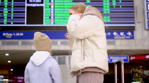 Νεαρή μητέρα και κόρη στο αεροδρόμιο - Πλάνα, βίντεο