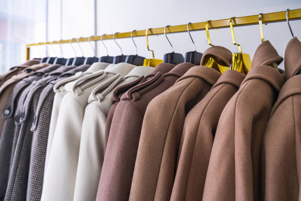 Вешалка для одежды с женскими зимними пальто на продажу - Фото, изображение