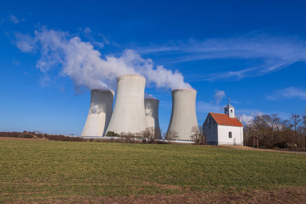 Kernkraftwerk Dukovany in der Tschechischen Republik, Europa. Rauchkühltürme. Es gibt Wolken am Himmel. Im Hintergrund die Natur der Highlands. - Foto, Bild