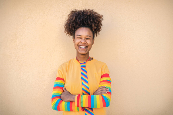 Glückliche schwule Afro-Frau feiert Stolz - LGBT-Konzept - Foto, Bild