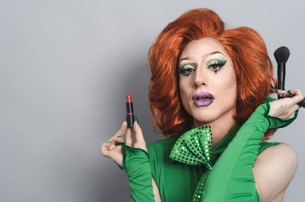 Happy drag queen preparando maquillaje en estudio - concepto LGBTQ - Foto, Imagen