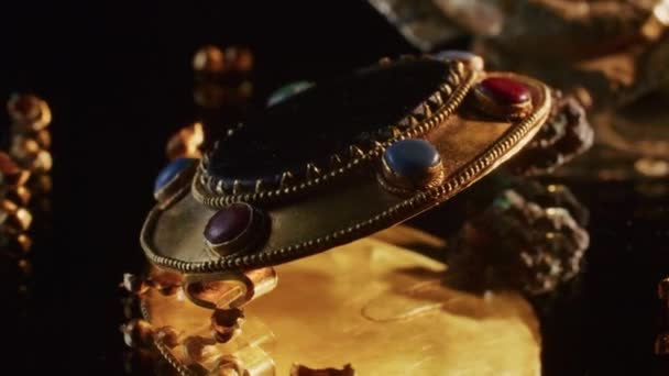 золотые украшения скифской жрицы 2000 лет, старая серьга, крутящееся колесо, найденное при раскопках. Винтажные украшения. Религия. макро - Кадры, видео