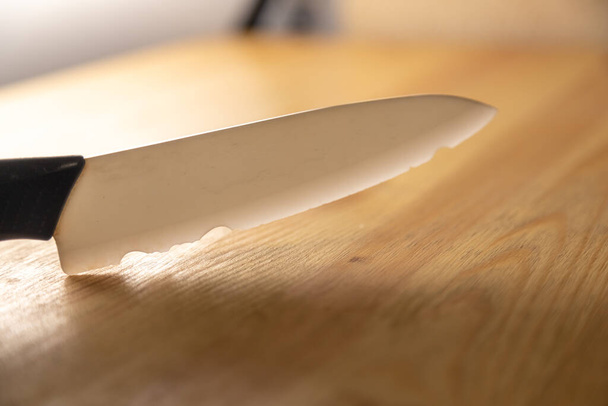 vanha rikki keraaminen veitsi puinen pöytä - Valokuva, kuva