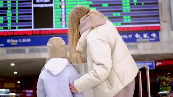 Jonge moeder en dochter op het vliegveld - Video