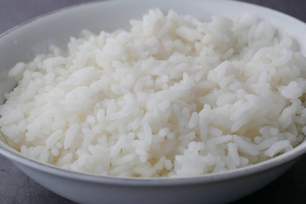 arroz cocido en un tazón en la mesa, cerrar, - Foto, imagen