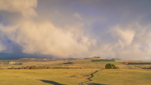 Aubrac, Francja - Timelapse - Burza Chmury nad Niziną Aubrac Podczas wschodu słońca Kolorowy i Epicki Widok Krajobrazu - Materiał filmowy, wideo