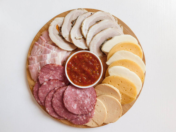 前菜と肉とチーズの異なる製品とケータリングの盛り合わせ - 写真・画像