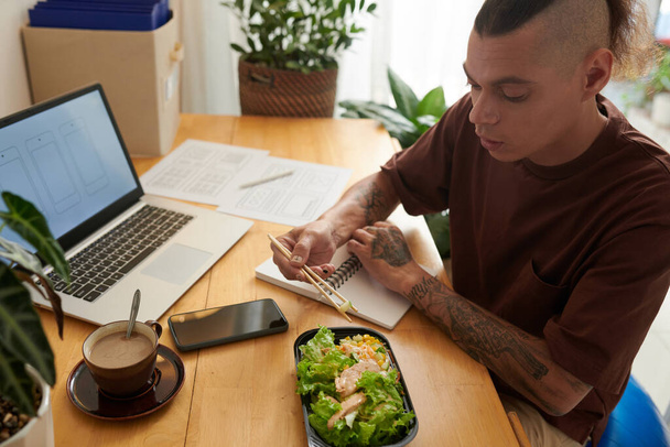 UI Designer Τρώγοντας μεσημεριανό στο σπίτι - Φωτογραφία, εικόνα