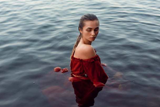 Menina loira banha-se em um lago de verão - Foto, Imagem