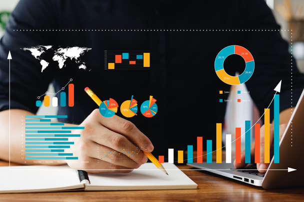 Geschäftsmann Touch Virtual Screen Graph-Analyse von Unternehmenswachstum und Investitionen, strategische Planung zur Steigerung der Umsatzerlöse, langfristiger Geschäftsplan. - Foto, Bild