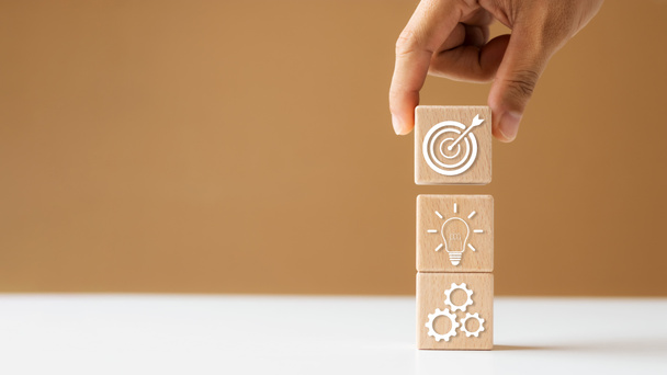 main bois bloc cube avec icône développement de la stratégie de l'entreprise, Concept succès et objectifs commerciaux. - Photo, image