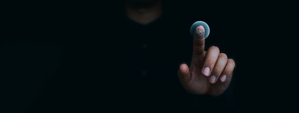 Kék ujjlenyomat szkenner ikon a virtuális képernyőn, miközben ujj szkennelés biztonsági hozzáférést biometrikus azonosítás a sötétben. Kibocsátásbiztonság, magánélet védelme az üzleti életben. - Fotó, kép