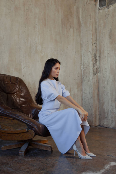 Gyönyörű és elegáns lány ázsiai megjelenés egy minimalista belső - Fotó, kép