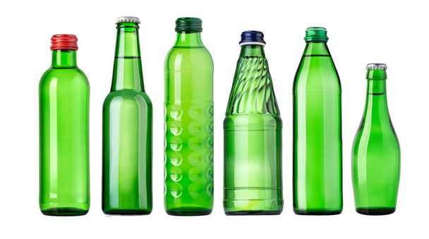 Yeşil cam şişe soda su kümesi. Beyaz arka plan üzerinde izole - Fotoğraf, Görsel
