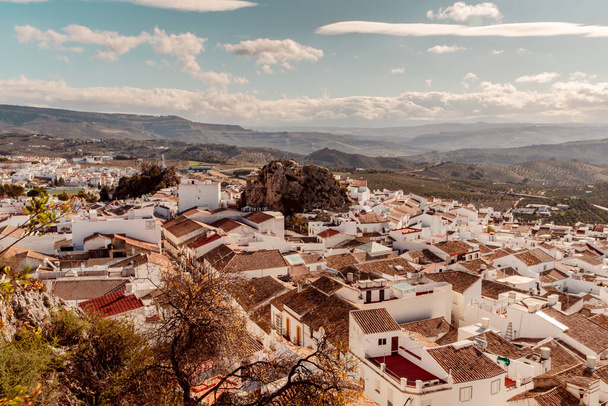 İspanya 'nın güneyindeki Olvera şehrinin manzarası beyaz köylerin rotasında yer almaktadır. - Fotoğraf, Görsel