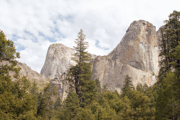 Herbstliche Landschaft aus dem Yosemite Nationalpark, Kalifornien, Vereinigte Staaten. Hochwertiges Foto - Foto, Bild
