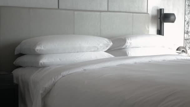 ホテルのハウスキーピングサービスはタオルをベッドルームに持ち込み - 映像、動画