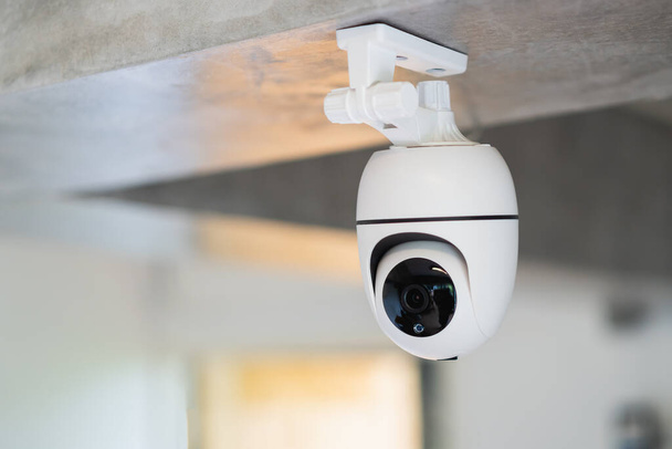 Bezpečnostní bílá kamera CCTV (Closed-circuit television) v kancelářské budově. CCTV v budově před výtahem. - Fotografie, Obrázek