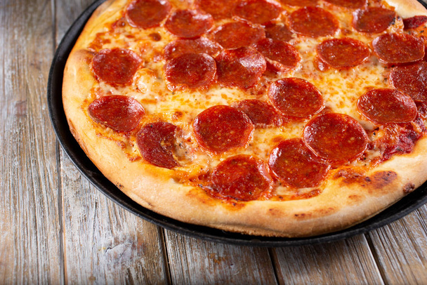 A closeup view of a general pepperoni pizza. - Фото, зображення
