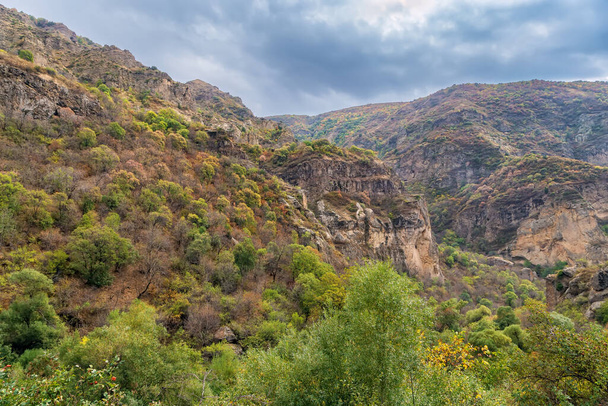 Geghard manastırı, Ermenistan yakınlarındaki dağların manzarası - Fotoğraf, Görsel