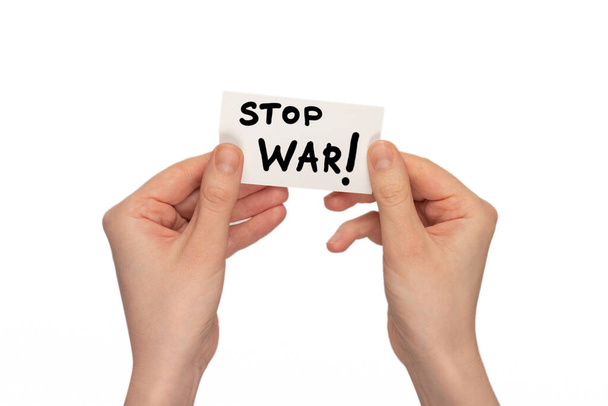 Зупинити воєнний текст на картці ізольовано на білому тлі в руках жінки
. - Фото, зображення