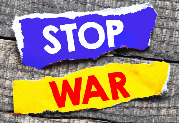STOP WAR słowa na małym czerwonym kawałku papieru - Zdjęcie, obraz